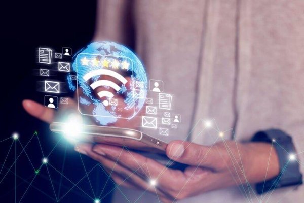 Comment devenir opérateur télécom : compétences clés et formations à suivre
